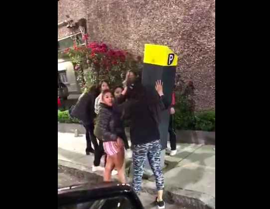 #VIDEO Mujeres intentan destruir parquímetro en la Tabacalera