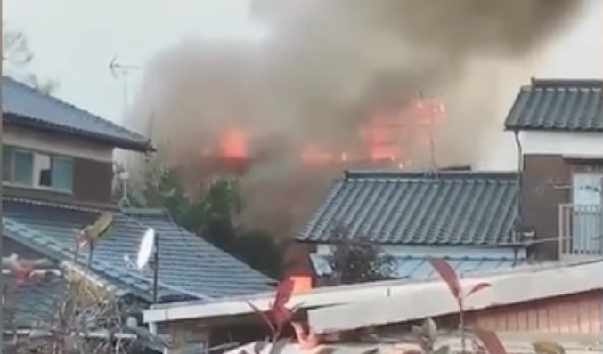 Helicóptero se desploma sobre vivienda en Japón. Hay dos muertos