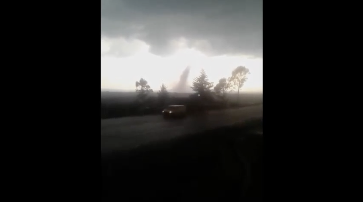 #Video Tornado arranca postes y árboles en el Estado de México