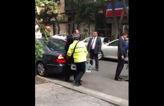 Investigan a escoltas que agredieron a policía de tránsito