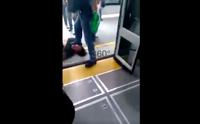 #VIDEO Pasajeros detienen a ladrón que tomó de rehén e intentó asaltar a mujer en Metrobús