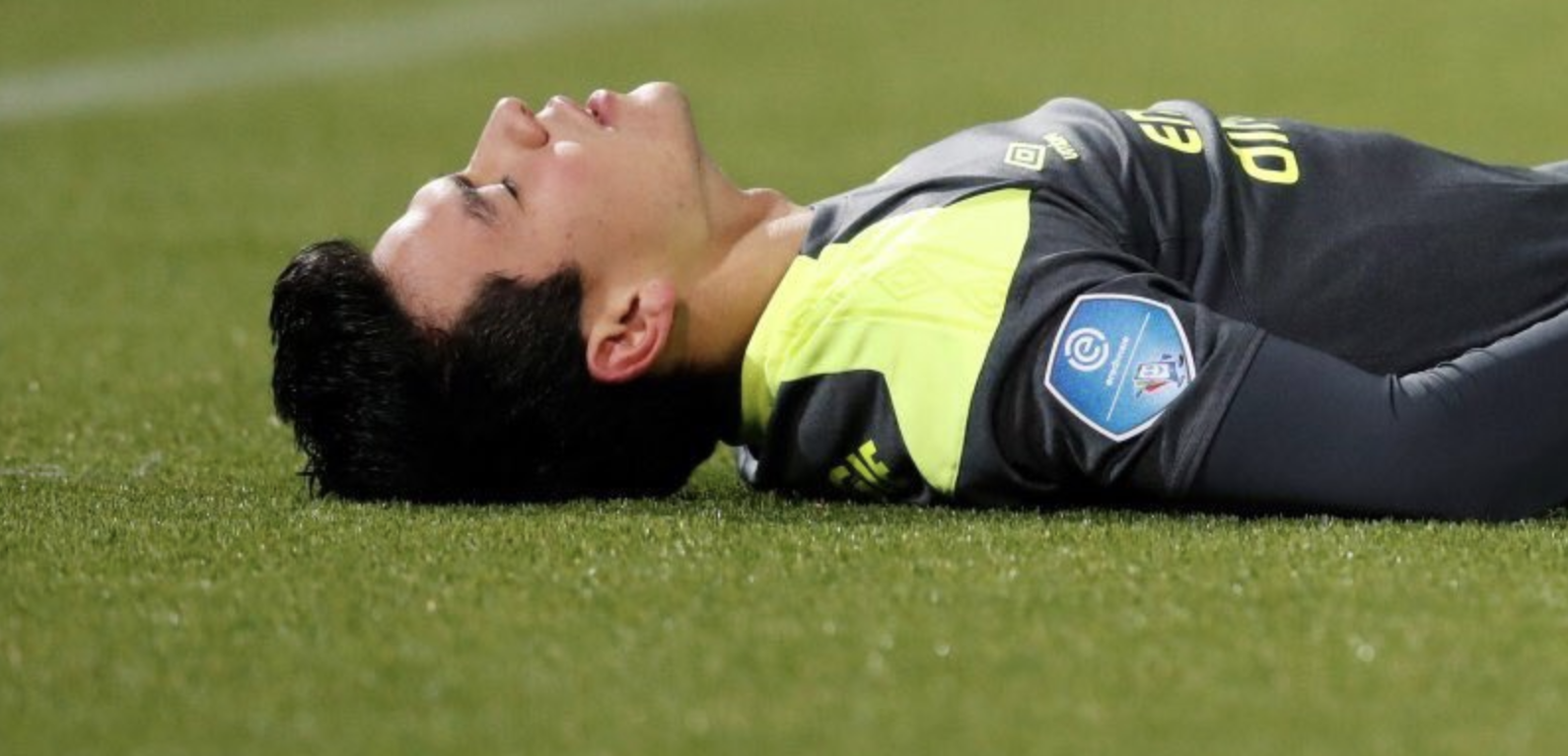 #VIDEO ‘Chucky’ Lozano salió lesionado en triunfo del PSV