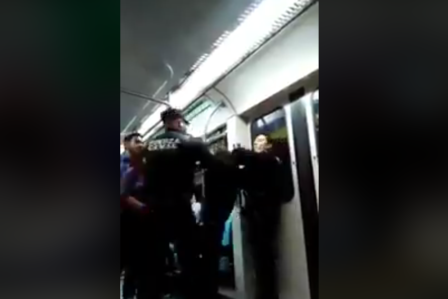 #Video Mujer golpea a policía en Metro de Monterrey
