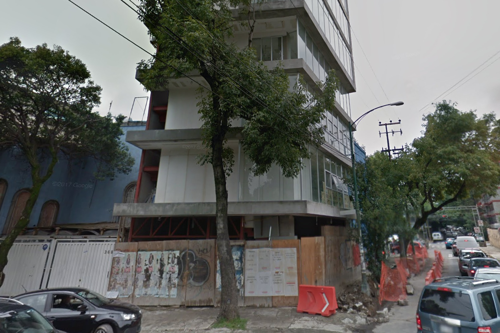 Demuelen pisos de construcción en la colonia Hipódromo