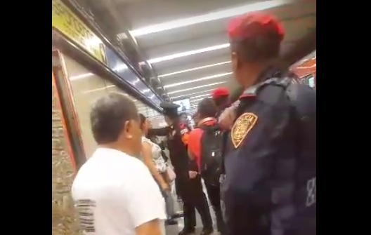 #Video Hombre increpa a supuestas ladronas de celulares en el Metro