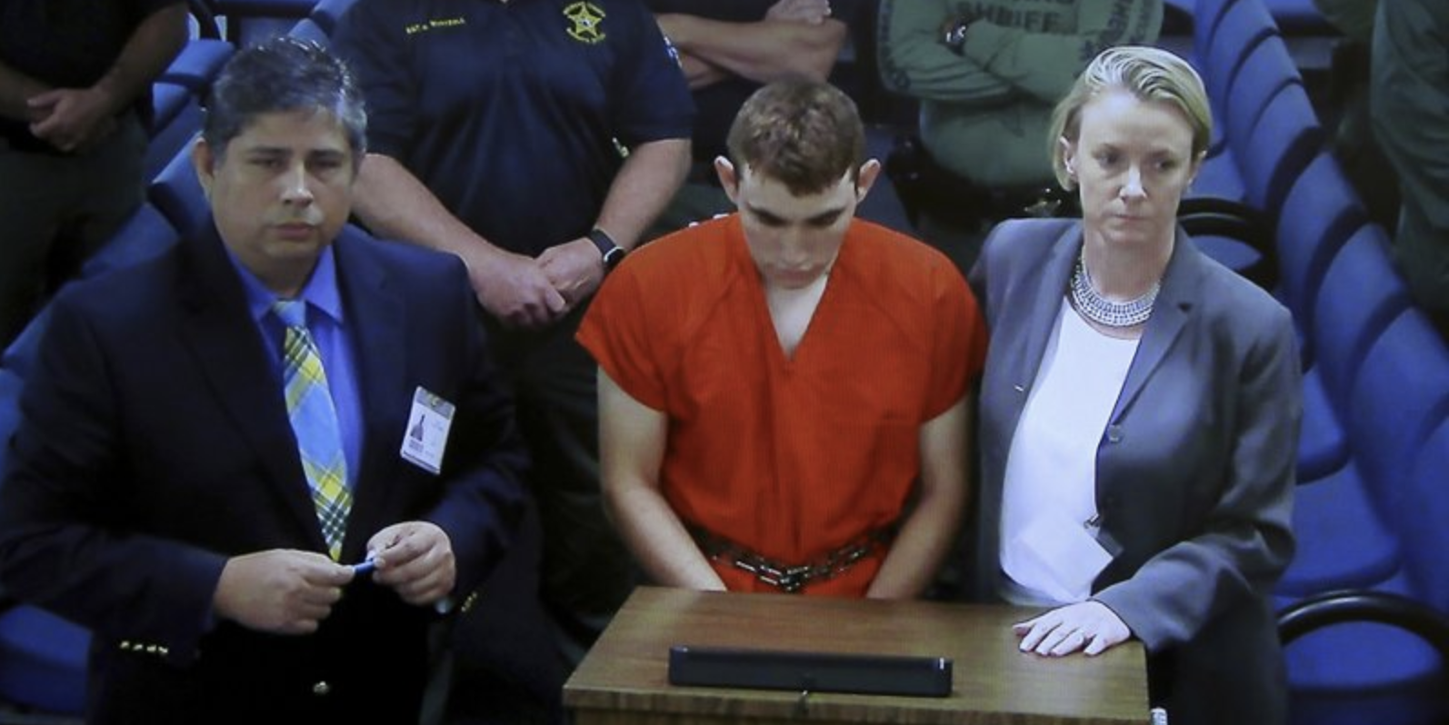 #Video Captan a Nikolas Cruz disparando con gorra de Make America Great Again