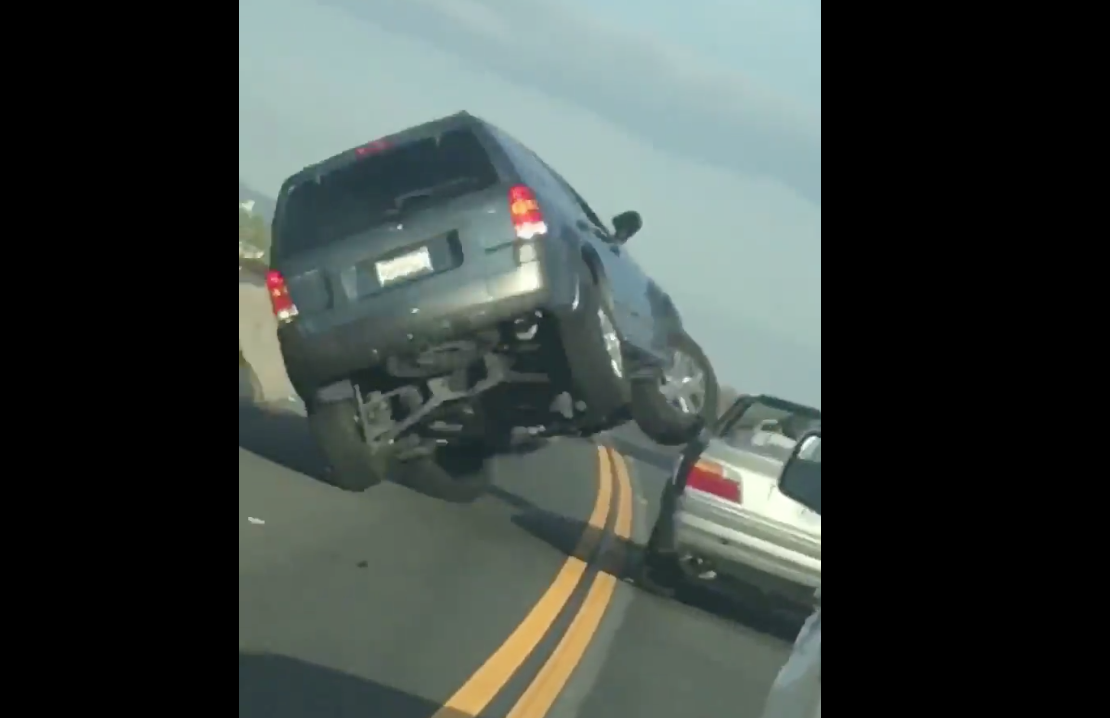 #Video Vuelca camioneta durante pelea entre conductores en San Diego