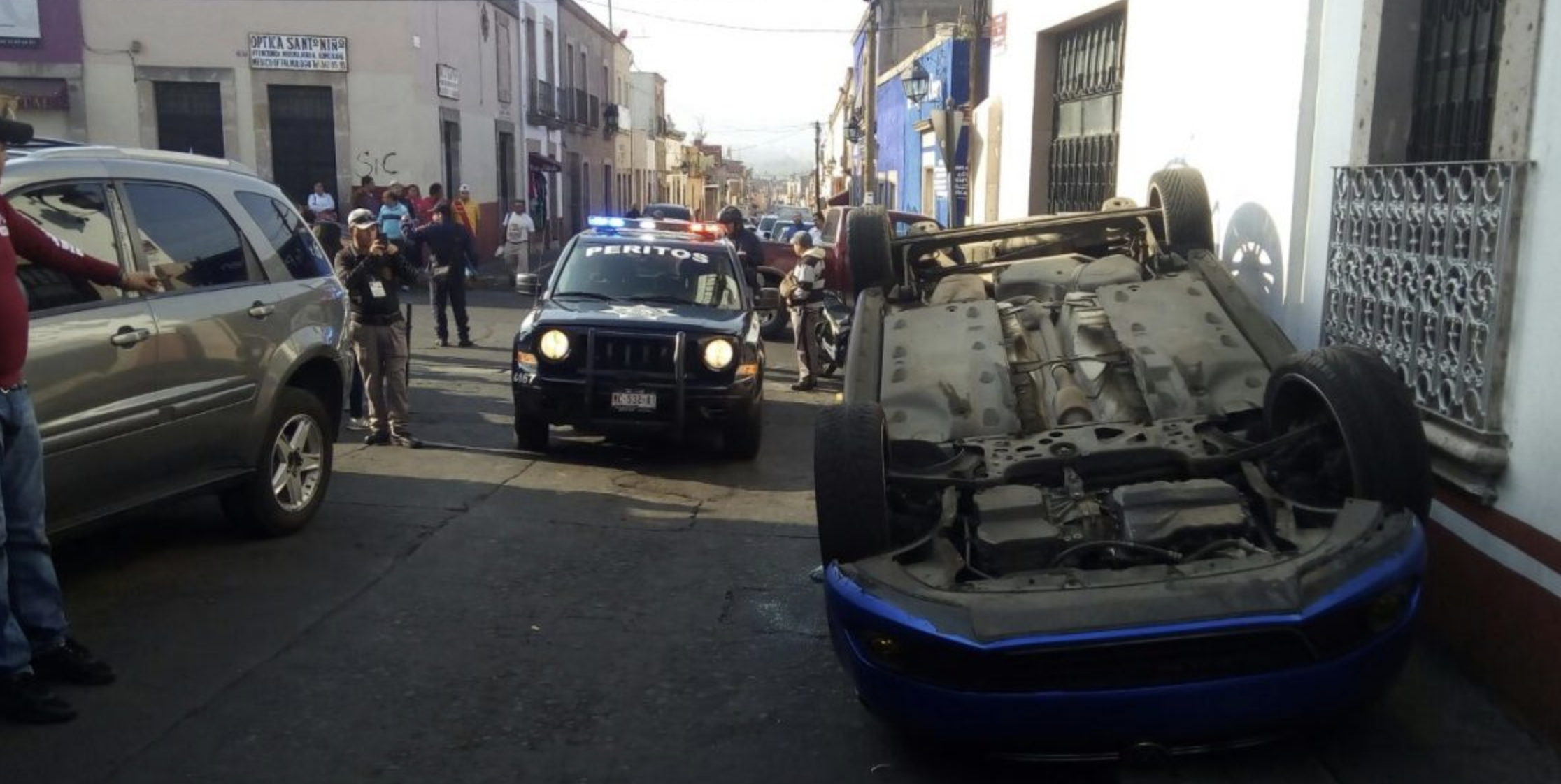 Vuelca vehículo a 15 kilómetros por hora en Michoacán