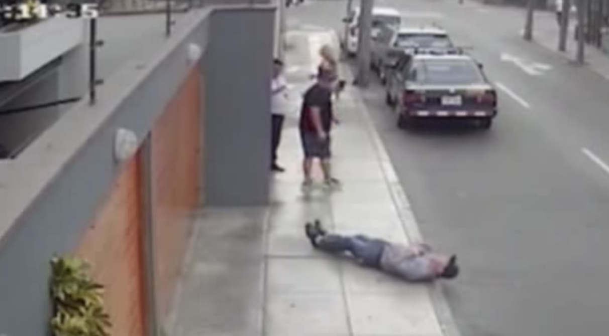 #Video Hombre golpea a conserje de la tercera edad tras reclamo