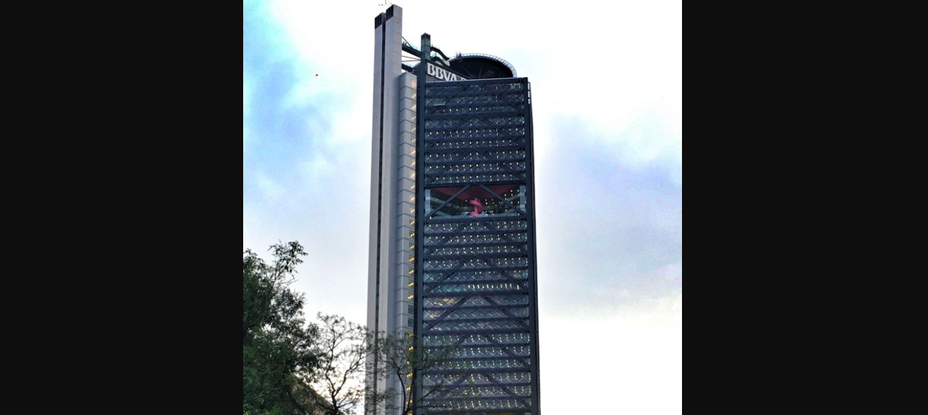 Hombre muere en torre Bancomer