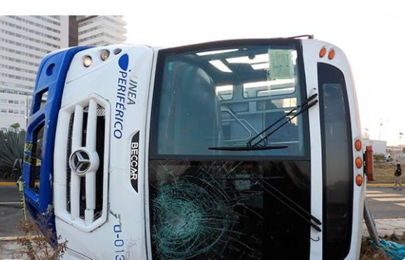 Volcadura de autobús en Puebla deja un muerto y 18 heridos