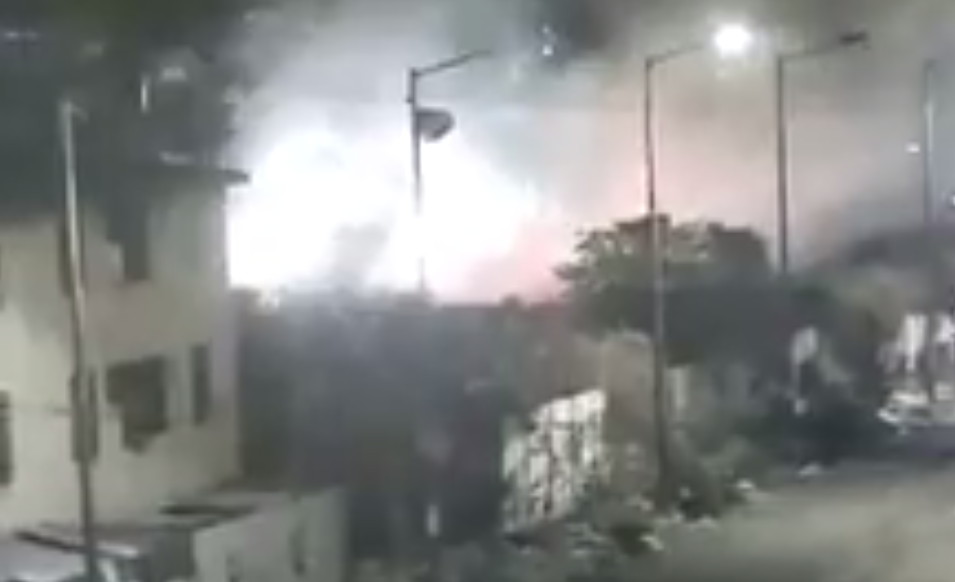 Controlan incendio en lote baldío de Iztapalapa