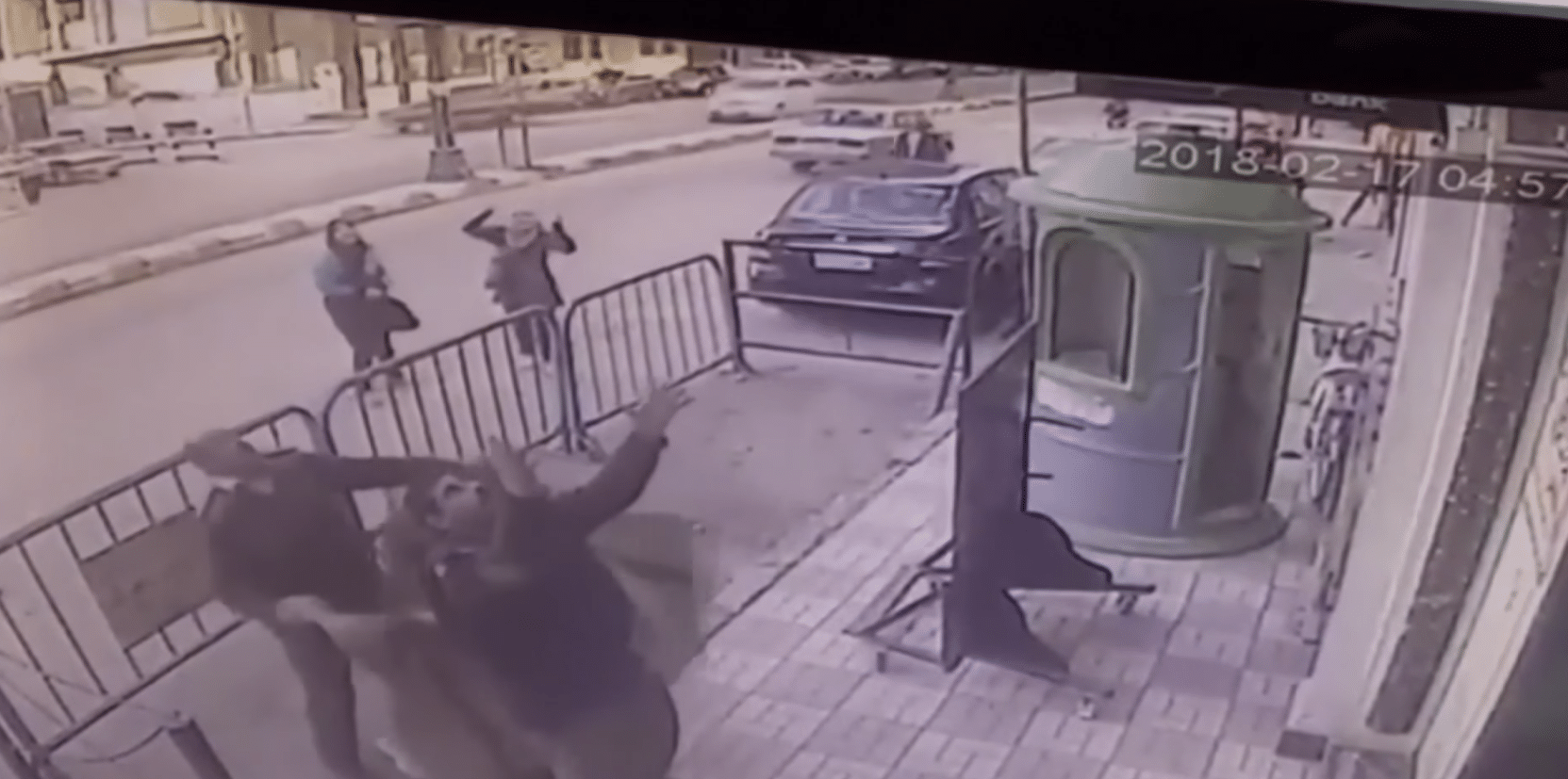 #Video Policía amortigua caída de niño desde un tercer piso