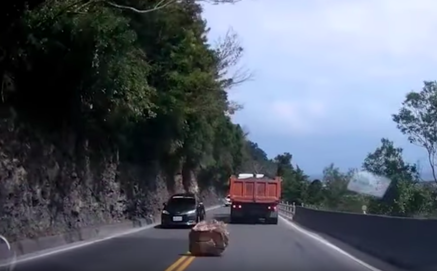 #VIDEO Conductor esquiva roca en carretera de China
