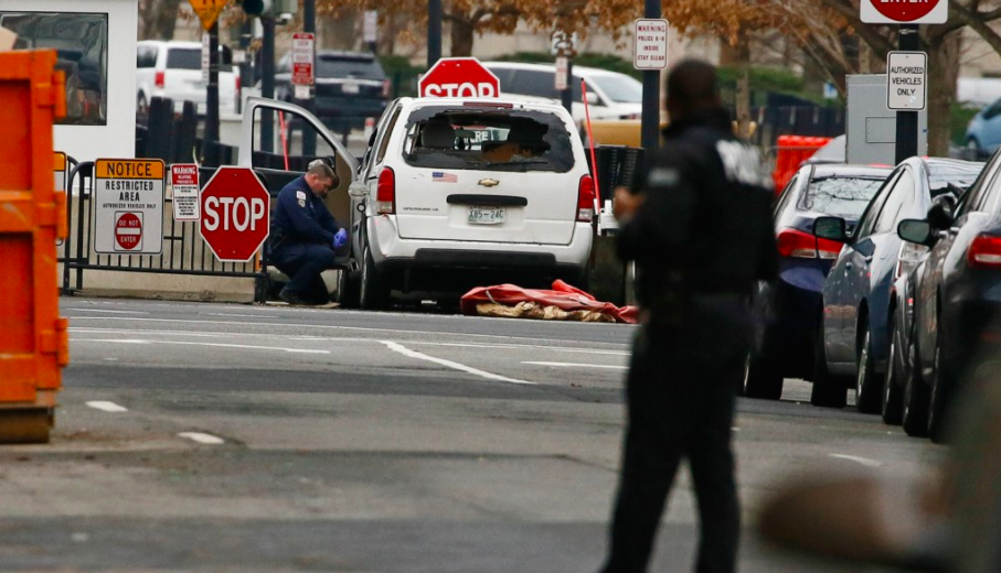 Mujer estrella su auto contra reja de la Casa Blanca
