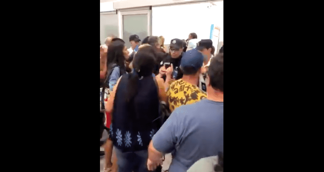 #VIDEO Trifulca por revisión en aeropuerto de Argentina