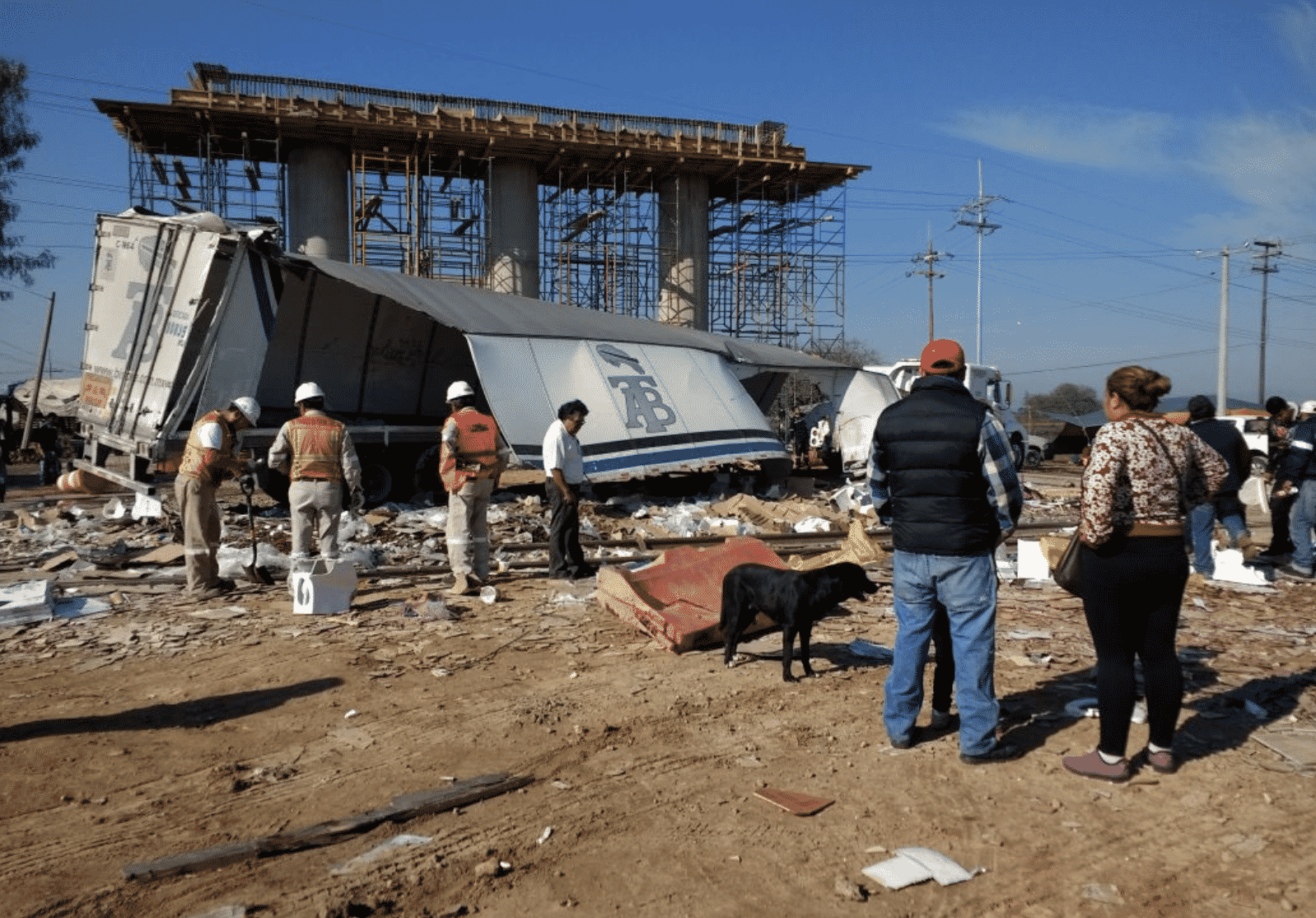 Chocan tren y tráiler en Hidalgo; vecinos realizan rapiña