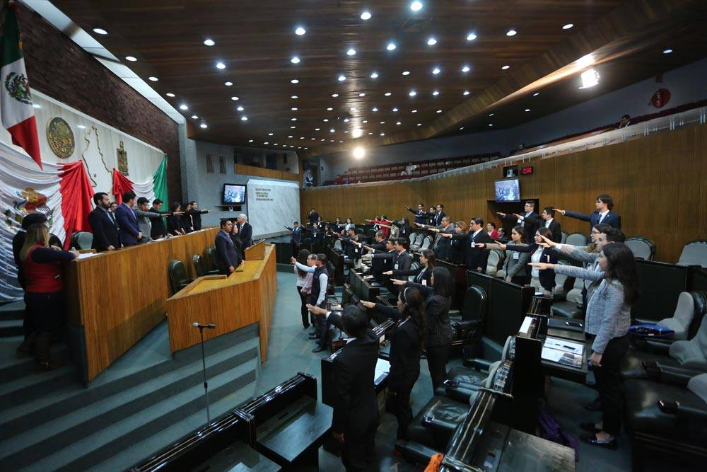 Captan a diputados de Nuevo León realizando “votos fantasma”