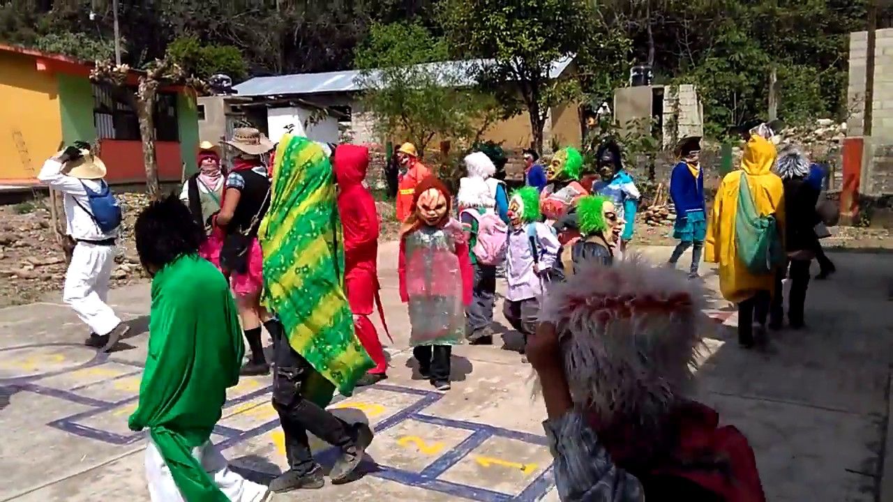 Pobladores detienen a mujer que intentó arrollar a danzantes en Hidalgo