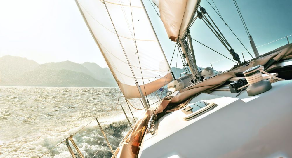 Pareja estadounidense vende todo para comprar un velero. Se hunde al segundo día