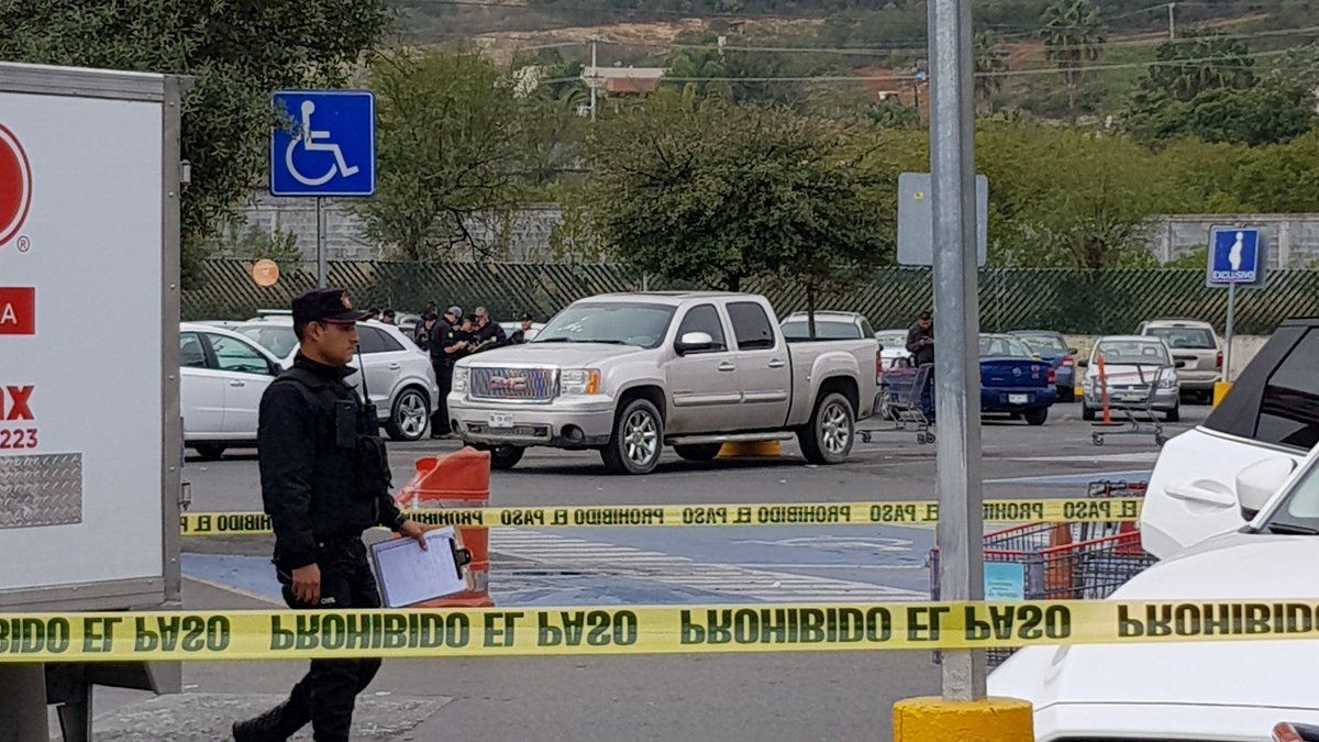 Ejecutan a hombre en estacionamiento de Monterrey