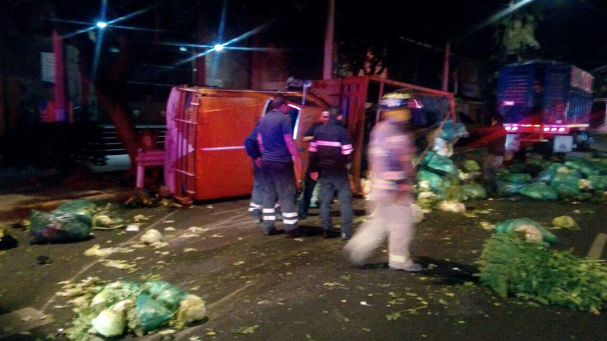 Camioneta vuelca sobre Eje 5 tras choque