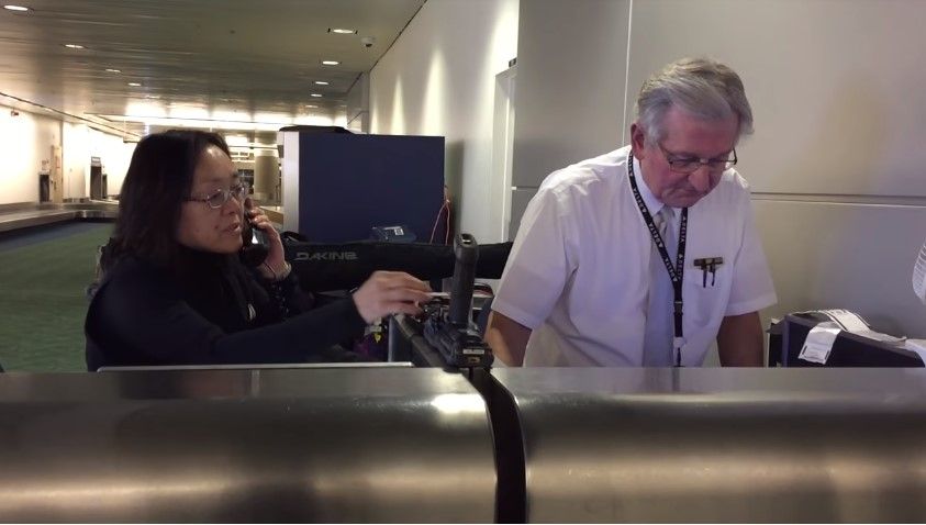 #VIDEO Empleado de Delta Airlines insulta de forma soez a usuario