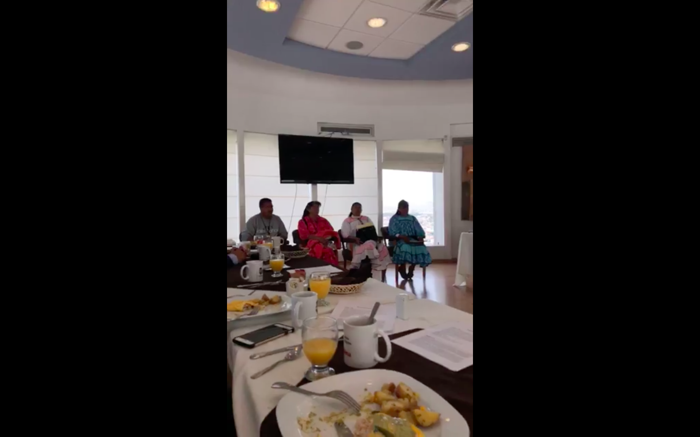 #VIDEO Diputados desayunan frente a grupo de rarámuris sin invitarlos