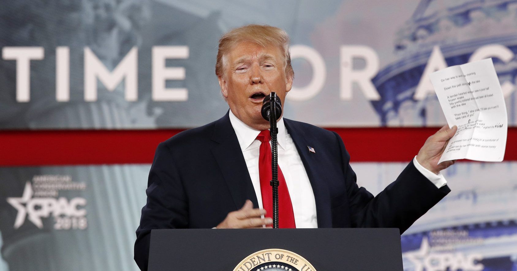 Trump compara a migrantes con serpientes traicioneras