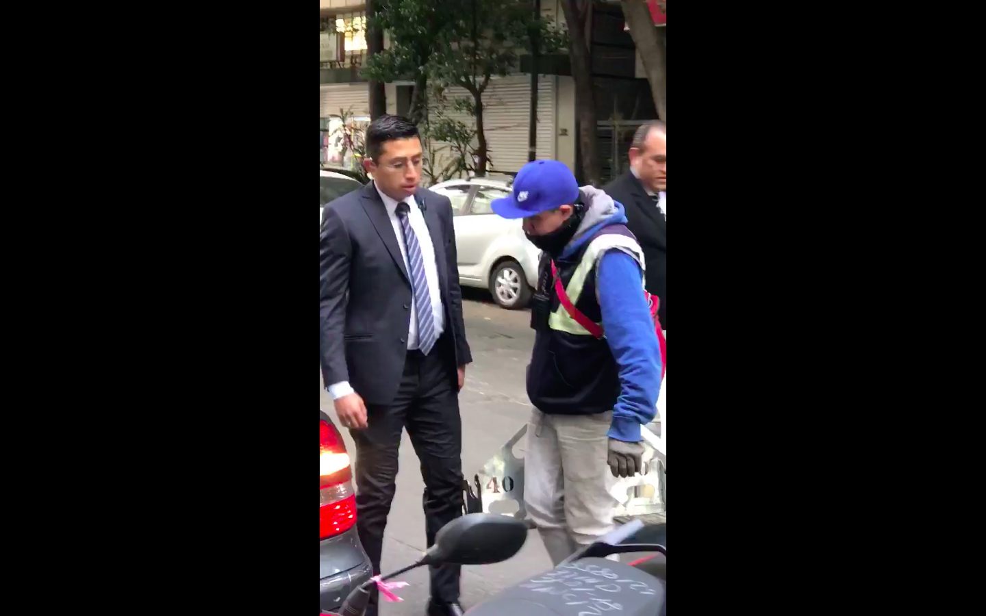 #VIDEO Escoltas agreden a personal de parquímetros para evitar araña