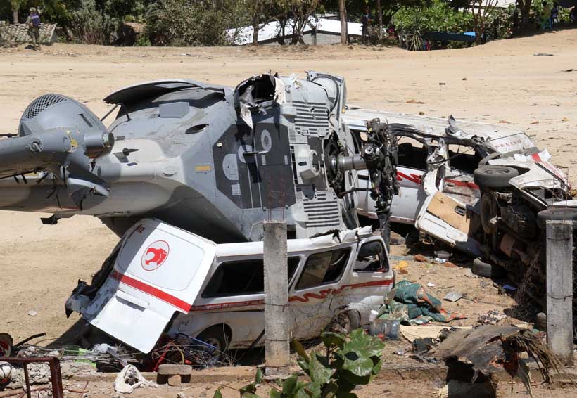 Retiran camionetas aplastadas por helicóptero en Jamiltepec