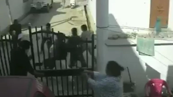 #Video Esposa salva a periodista de ser linchado