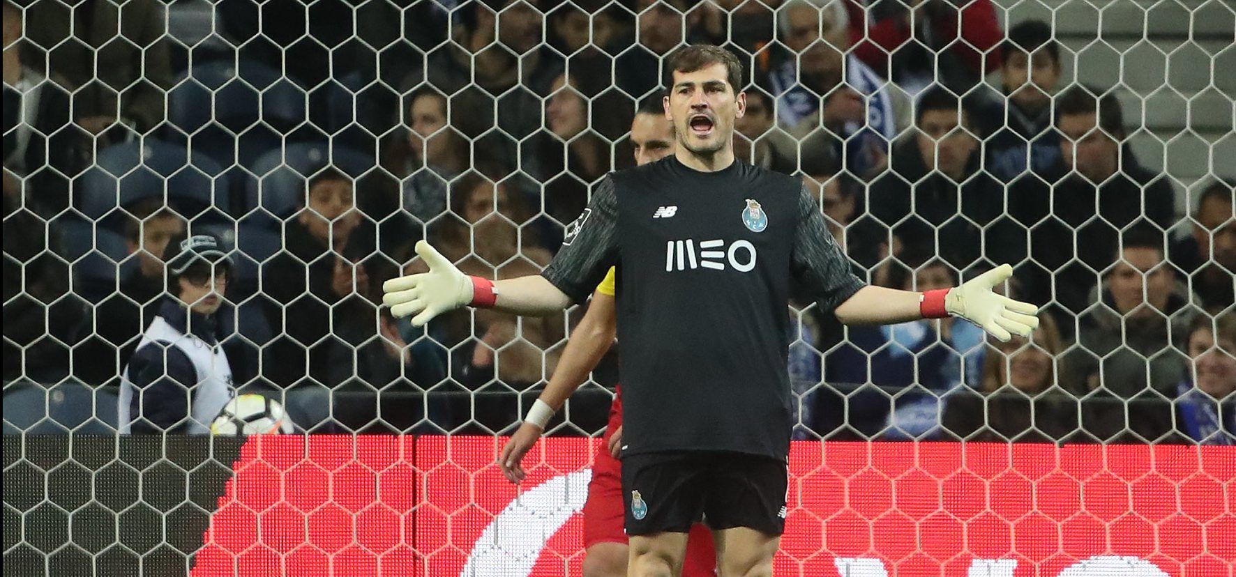 Enciende Iker Casillas a los aficionados del Sporting de Portugal
