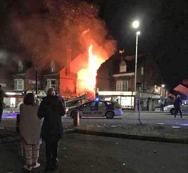 Fuerte incendio consume tienda en Inglaterra