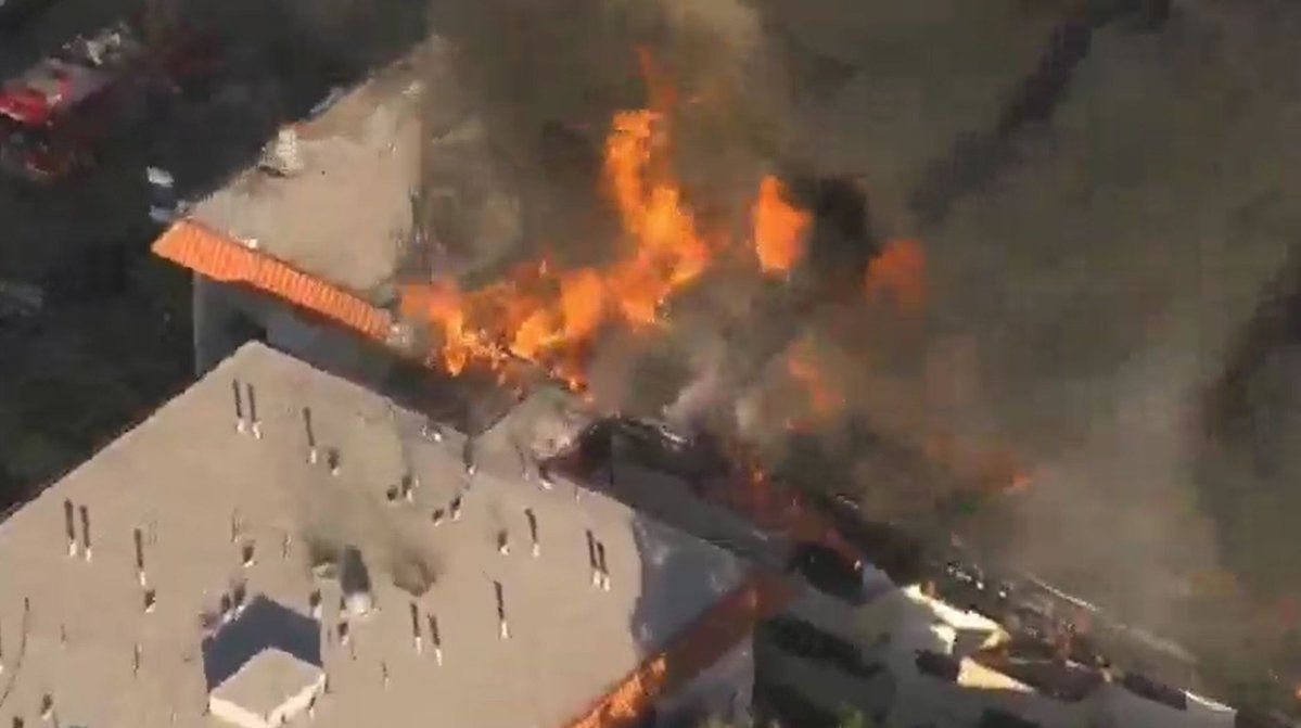 #VIDEO Incendio consume apartamentos en California #VIDEO Incendio consume apartamentos en California