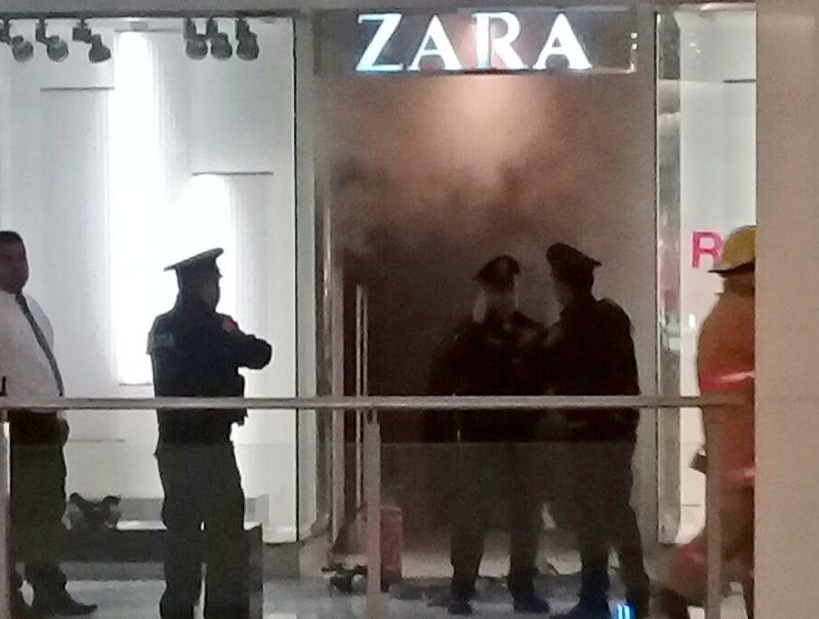 Evacúan plaza Centro Coyoacán por incendio