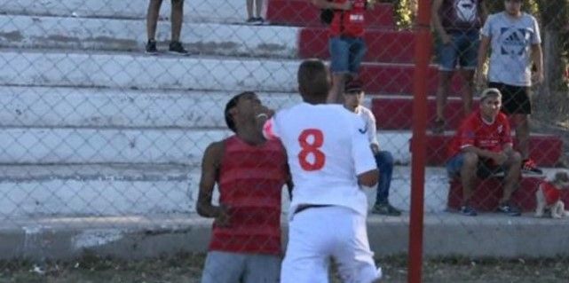 #VIDEO Jugadores de club argentino golpean a hincha tras derrota