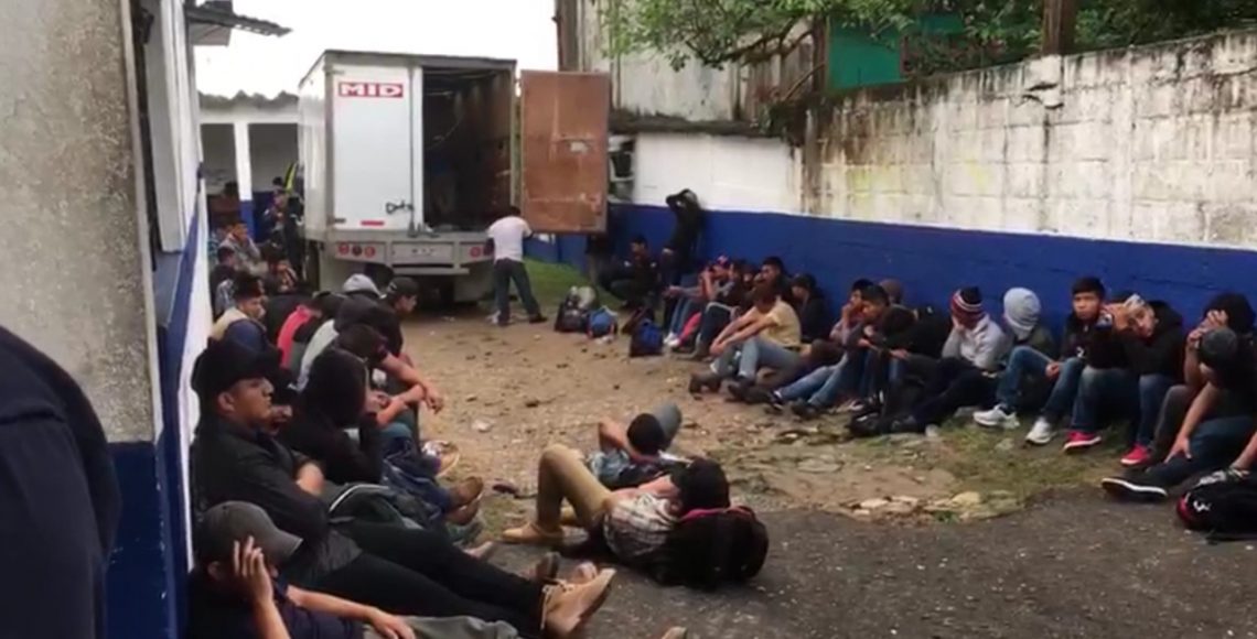 Rescatan a 50 indocumentados en Agua Dulce, Veracruz