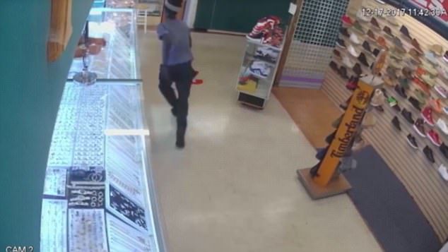 #VIDEO Joven huye con cadena de 60 mil dólares de mercado en Florida