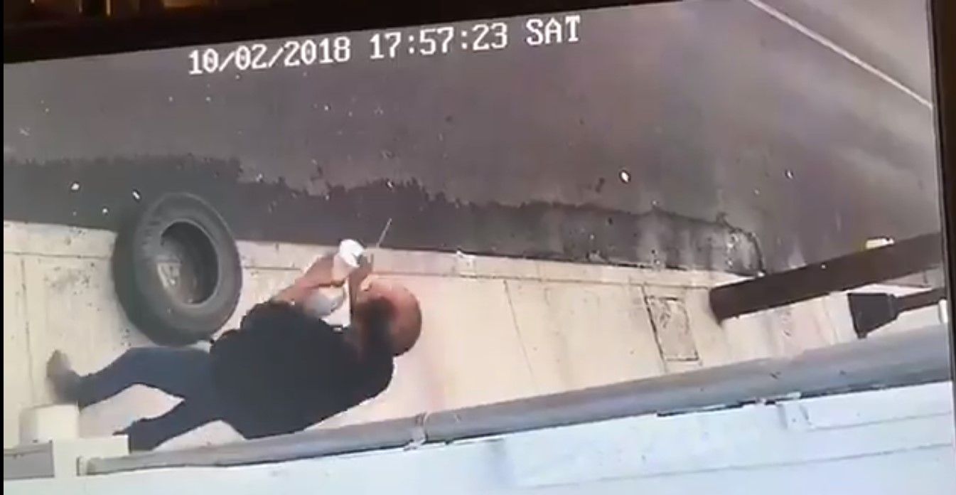 #VIDEO Roban luminarias a plena luz del día en la Roma Sur