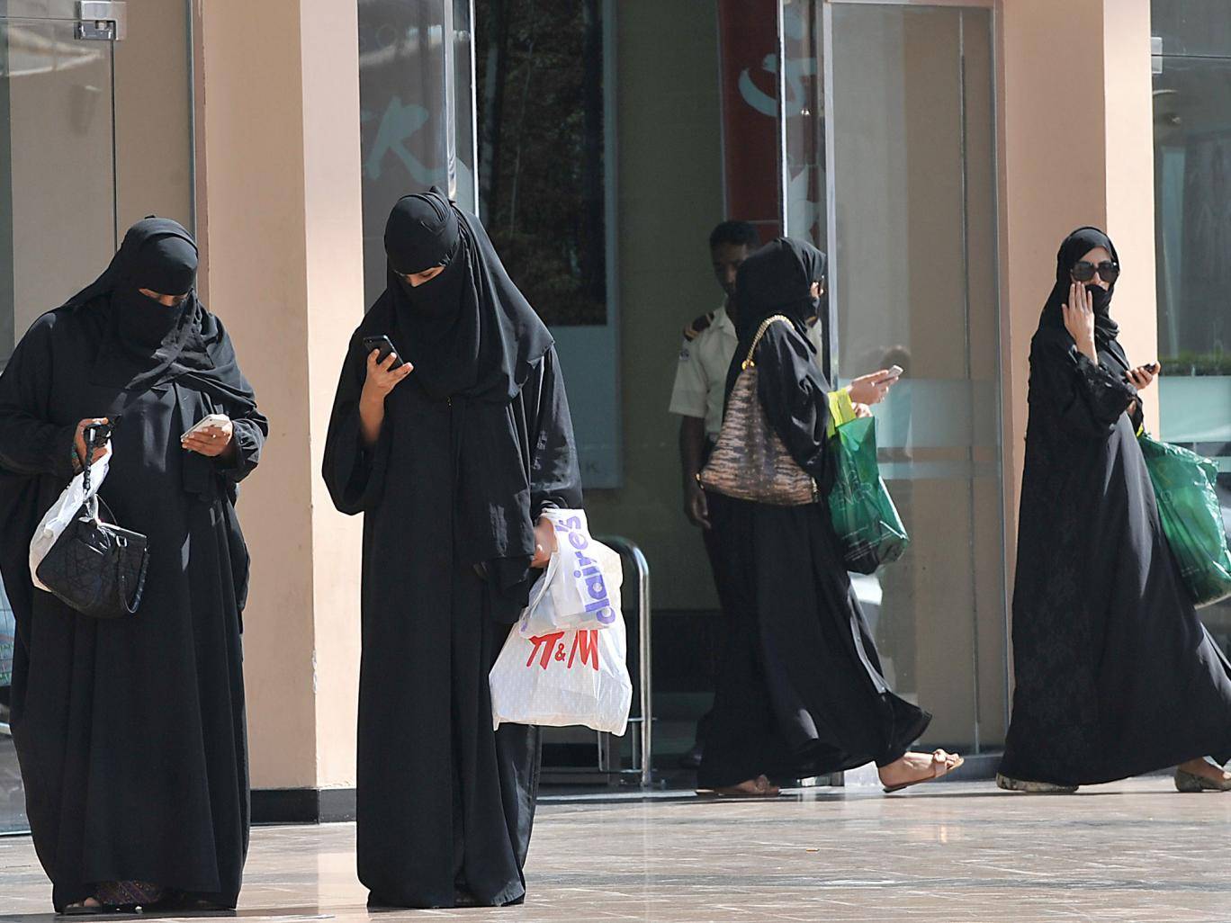 Mujeres podrán poner su negocio en Arabia Saudita sin necesidad de permiso