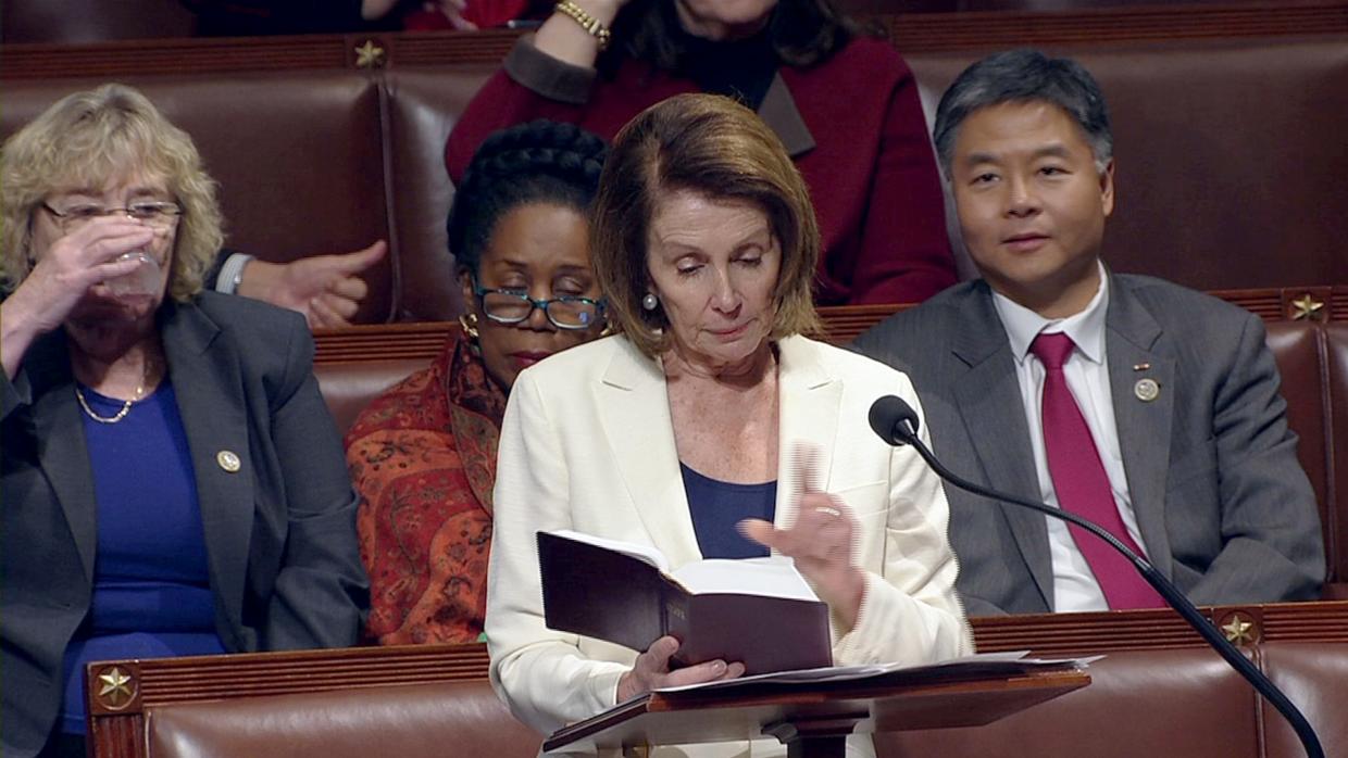 Líder demócrata da discurso de ocho horas en favor de los “dreamers”