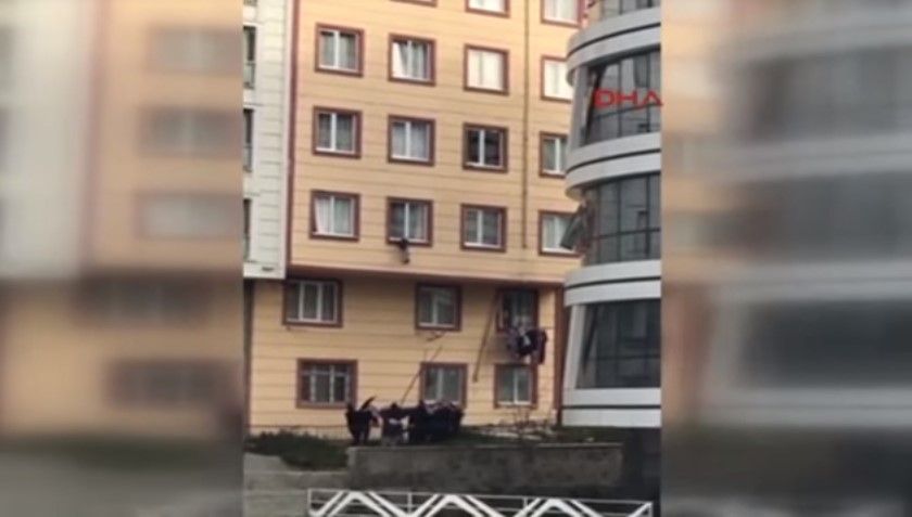 #VIDEO Atrapan con una sábana a niño que cayó de tercer piso