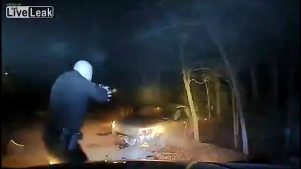 #VIDEO Fugitivo intenta apuñalar a policía pero es ultimado a tiros