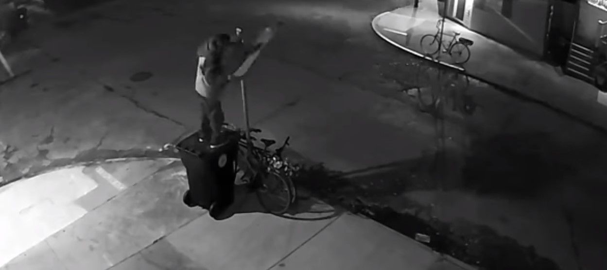 #VIDEO Hombre desmantela señal de tránsito para robar bicicleta