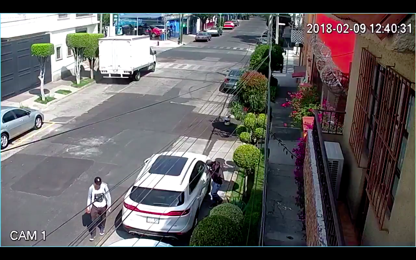 #VIDEO Roban espejos de camioneta en la Benito Juárez