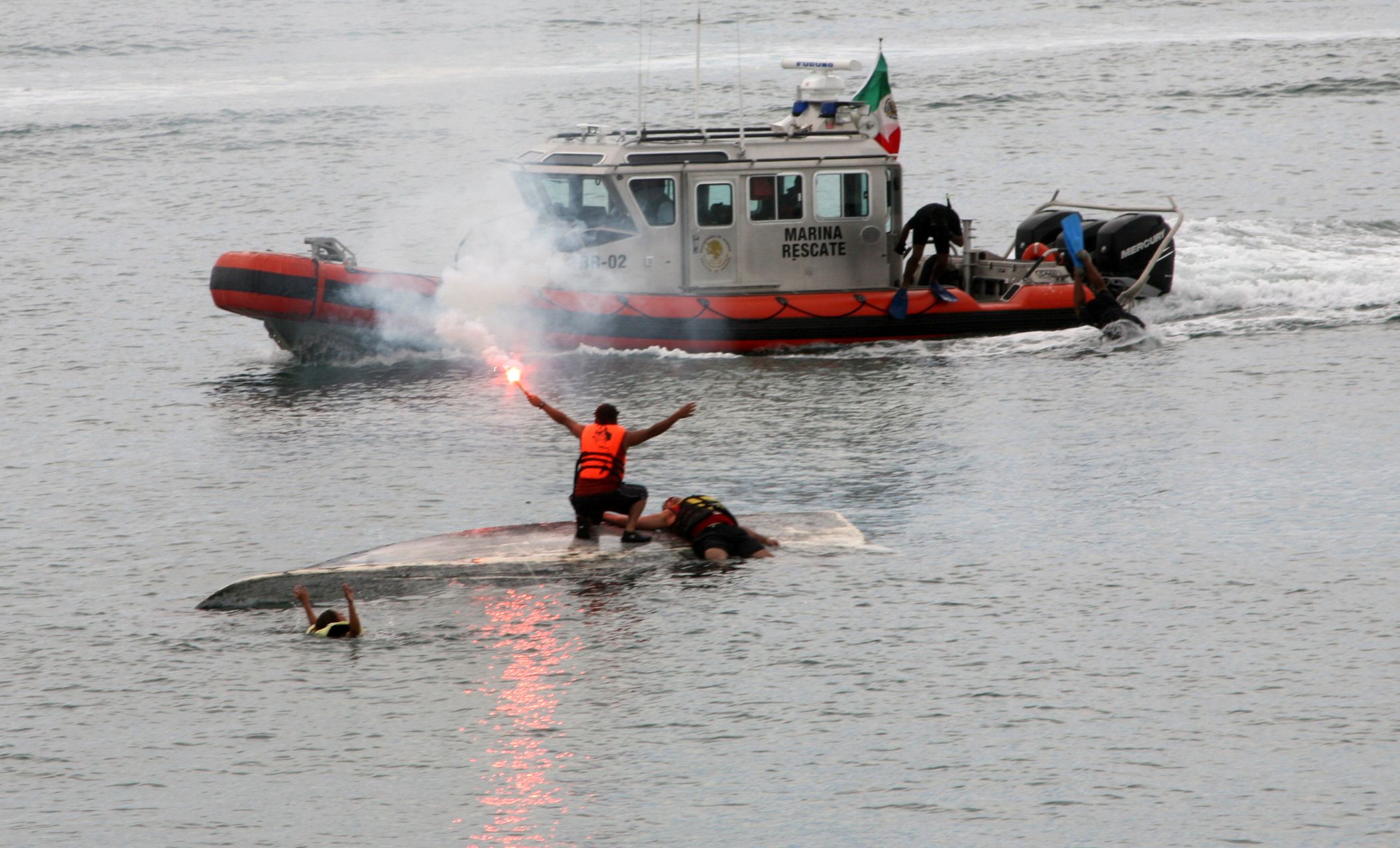 Rescata Marina a ocho personas en altamar