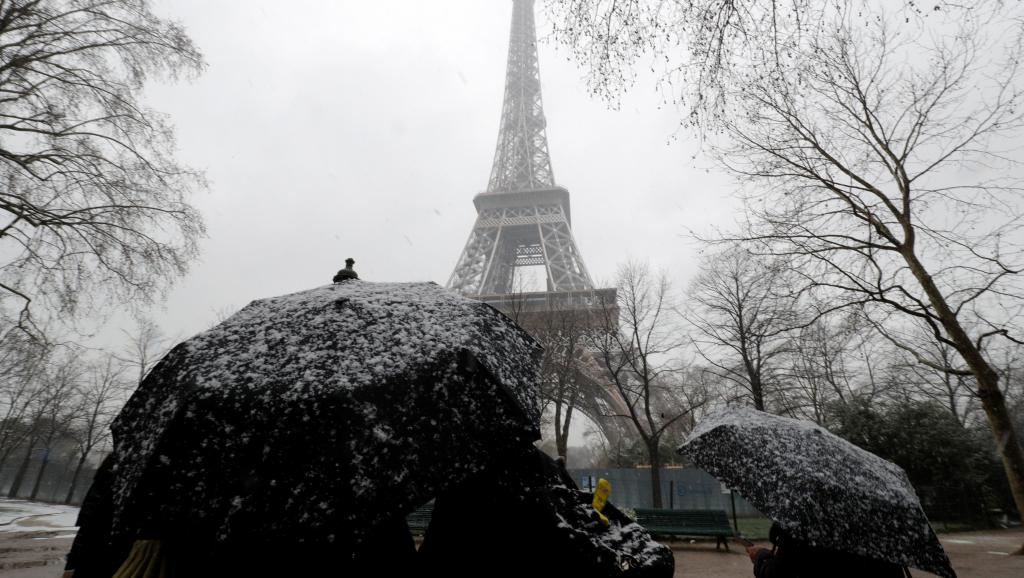 Cierran la Torre Eiffel por nevada