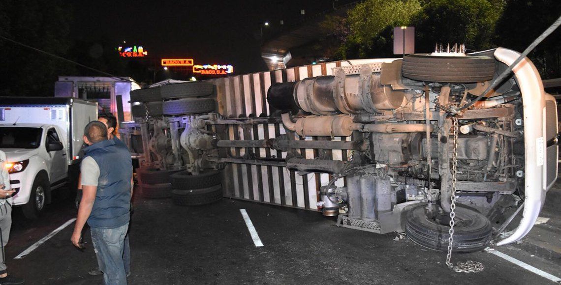 Vuelca tráiler cargado de carne de cerdo en Miguel Hidalgo