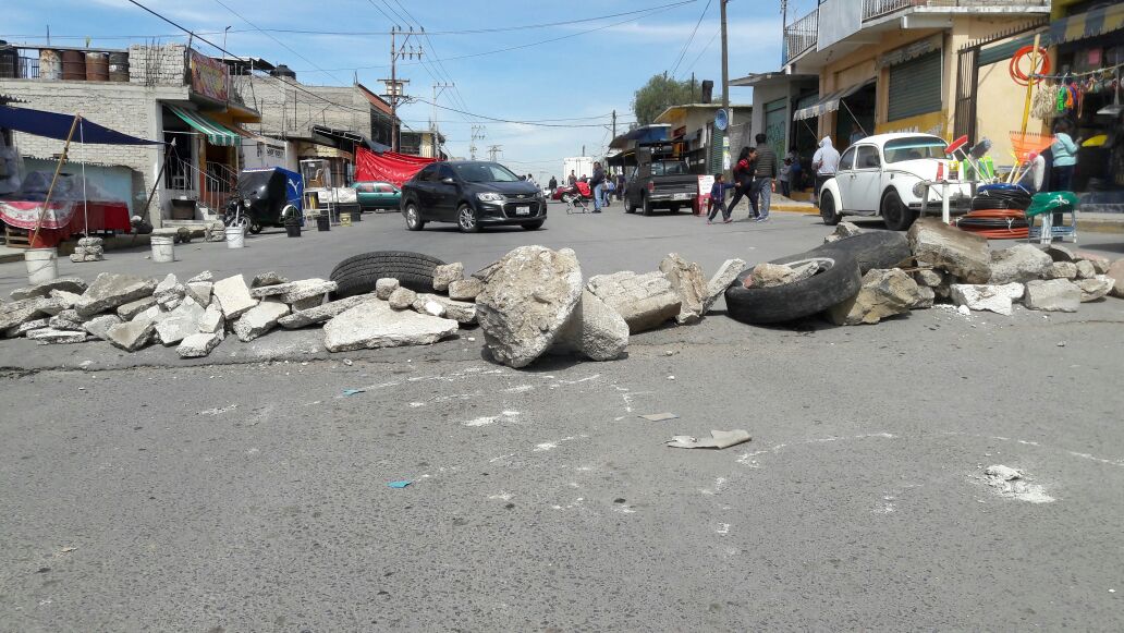 Habitantes de Los Reyes La Paz queman tuberías para oponerse a obra